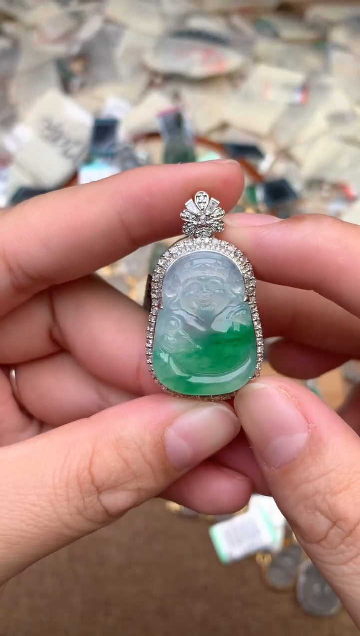 18K金镶嵌挂件翡翠一