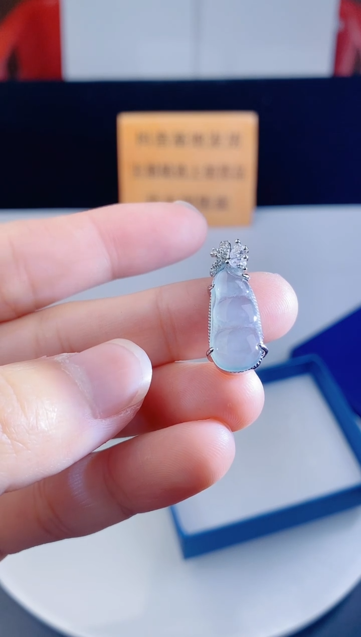 颈饰未镶嵌翡翠  