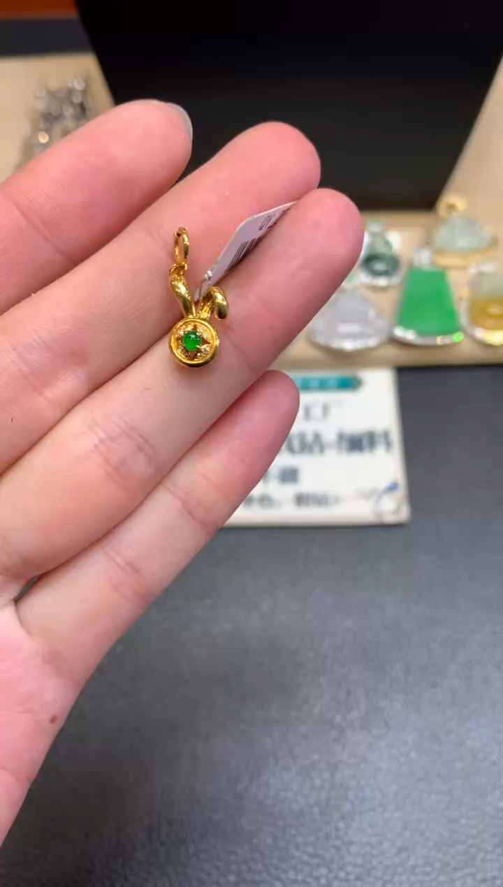 【闪购商品】翡翠颈饰18K金镶嵌兔兔【无服务费】