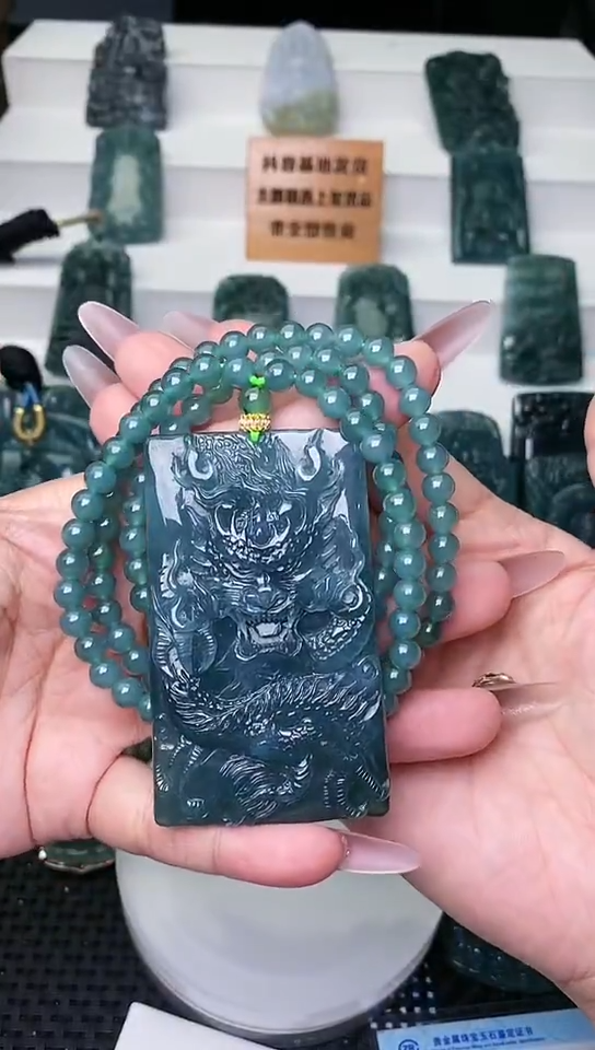 颈饰未镶嵌翡翠 