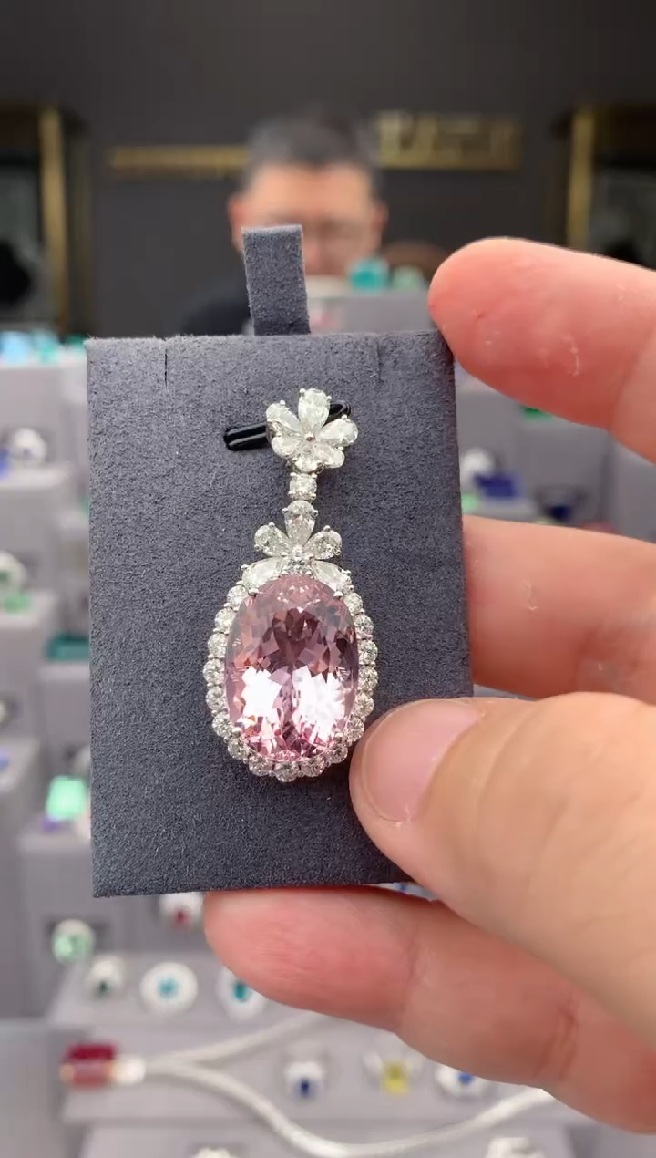 【闪购商品】绿柱石（摩根石）颈饰18K金镶嵌13ct粉摩根吊坠