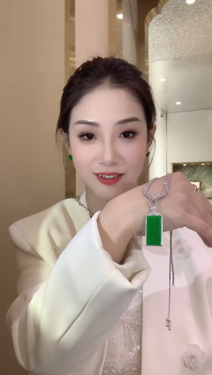 【闪购商品】翡翠吊坠(不含链)18K金镶嵌A36