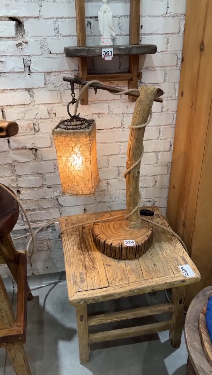 木（非红木类）荖**氿台灯