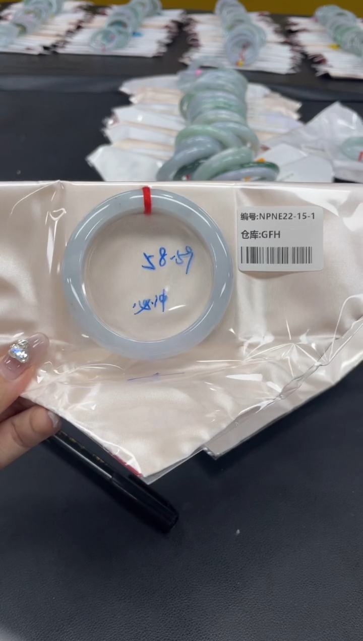 未镶嵌手镯翡翠呐***呐翡翠手镯