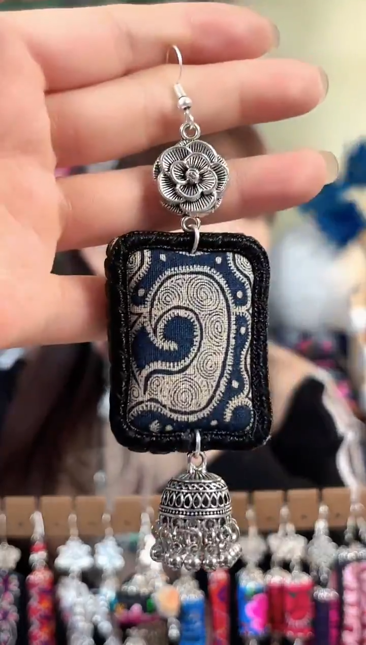 彩云南阁非遗老绣苗银饰品332