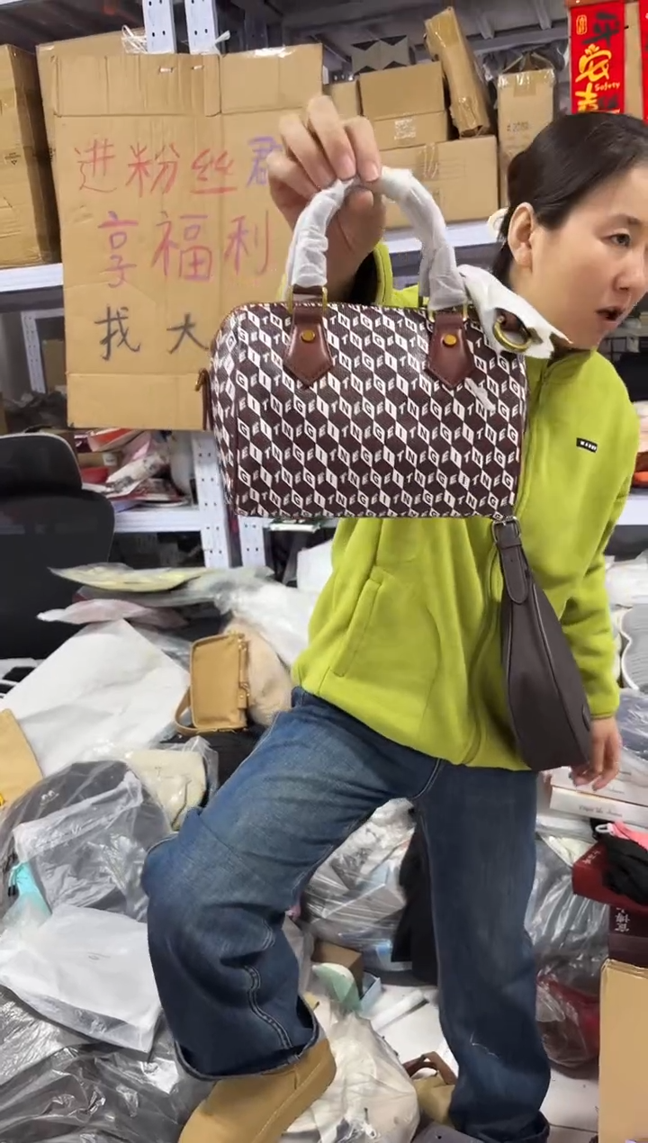 PVC点点小红心 没关注的关注一下主播 