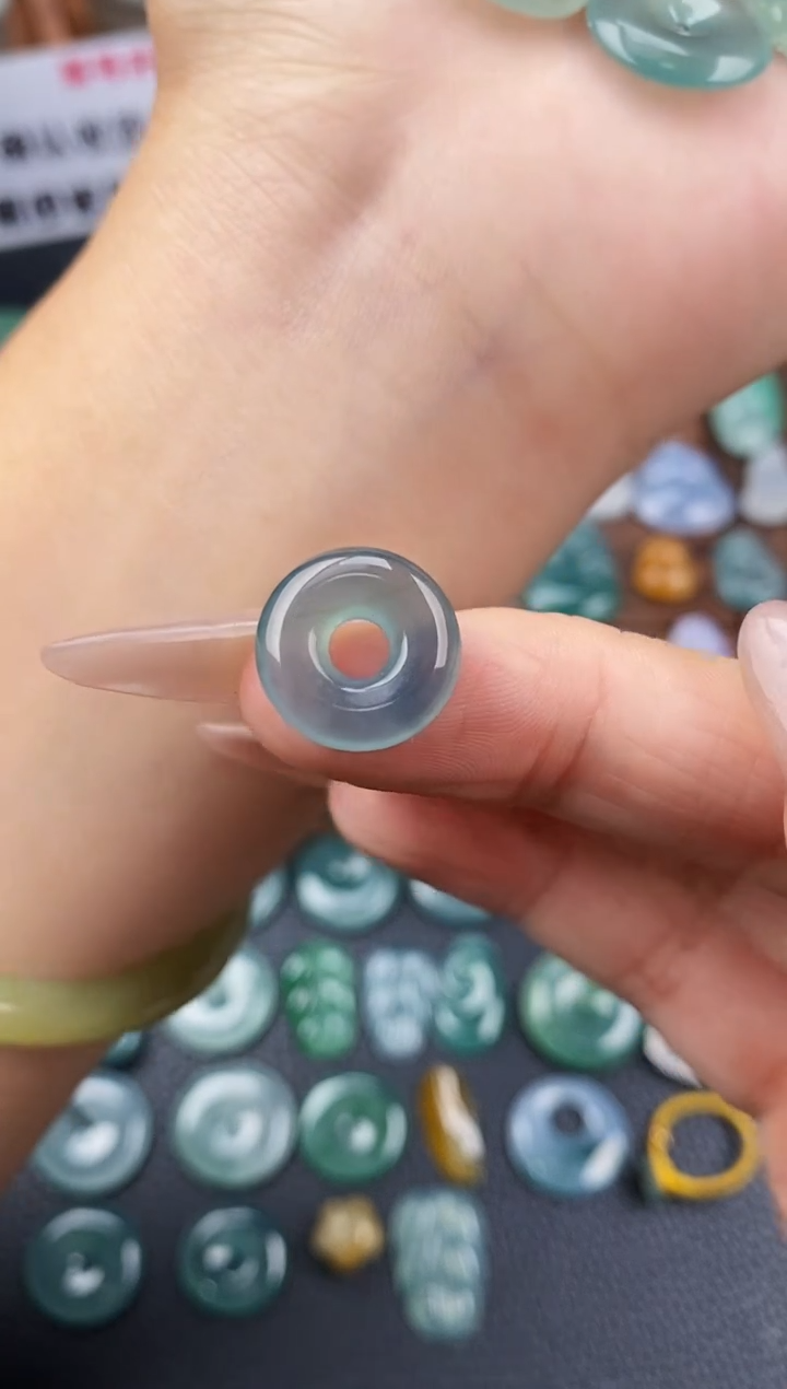 翡翠未镶嵌颈饰甜甜圈