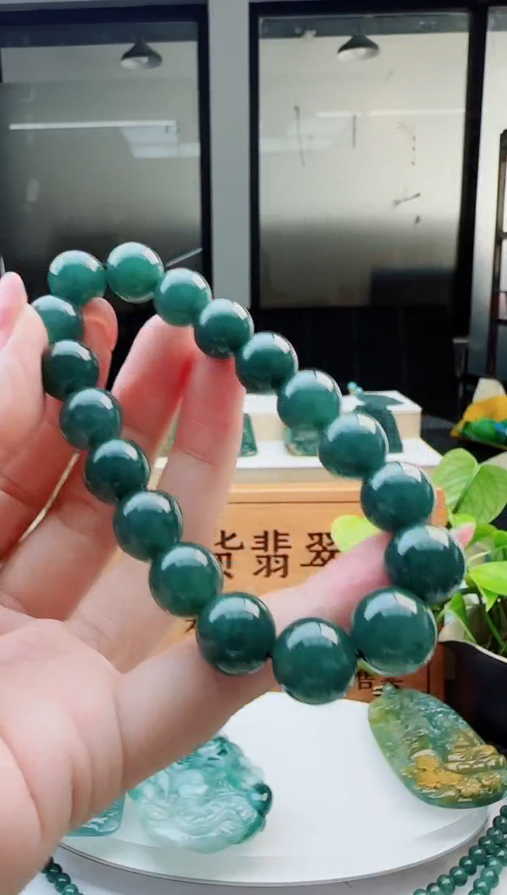 翡翠未镶嵌颈饰多样性发货其中一件