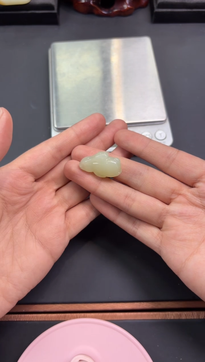 【闪购商品】和田玉吊坠(赠链)未镶嵌且末微色差迪克兰吊坠