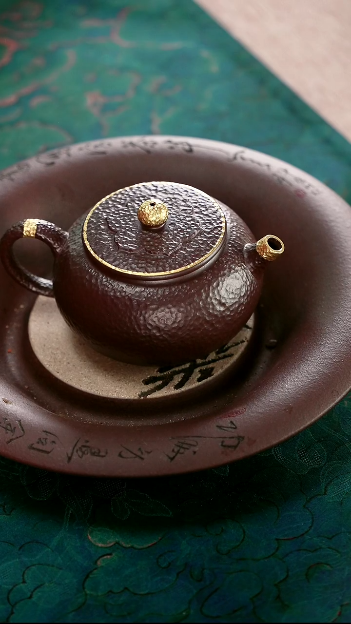 茶壶紫砂四号井茄皮紫泥描金锤纹莲韵