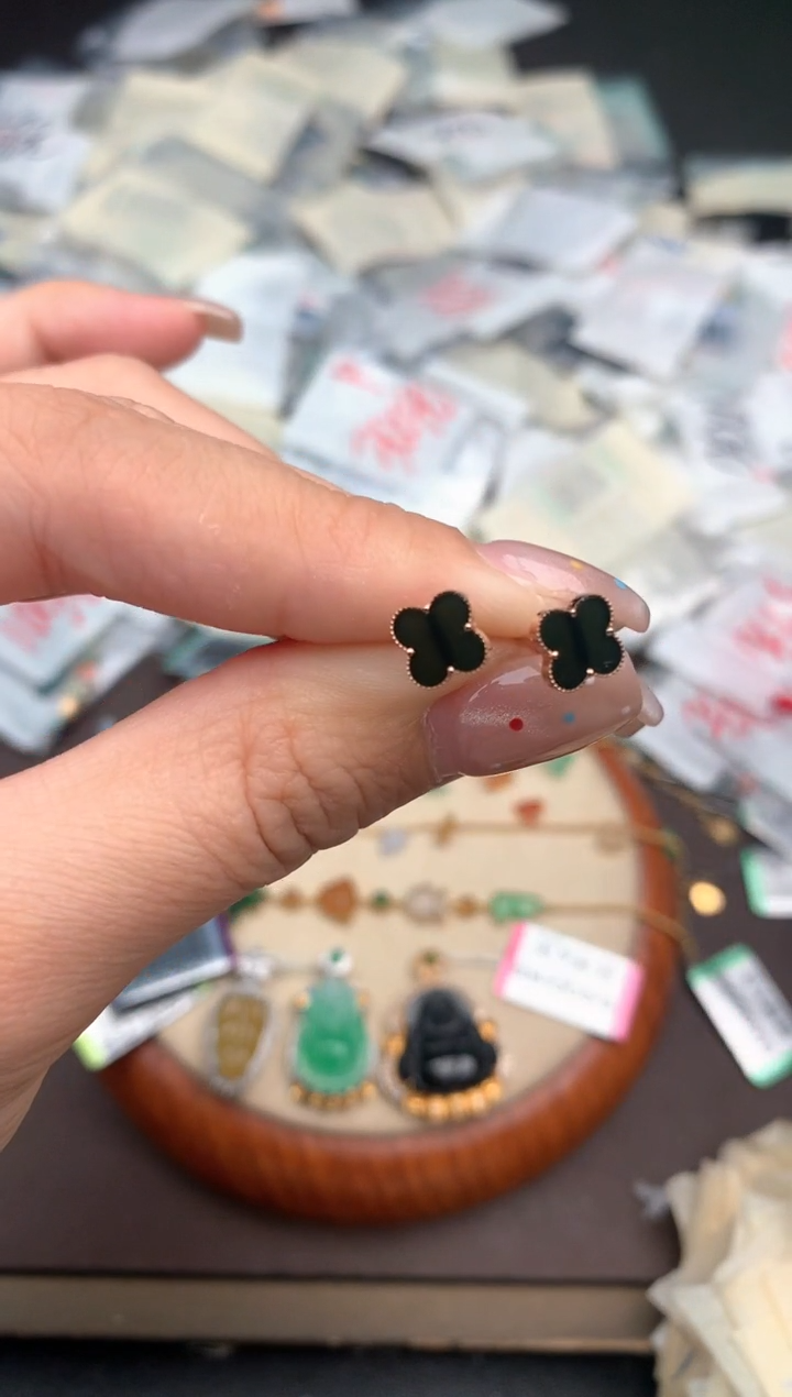 18K金镶嵌挂件翡翠一