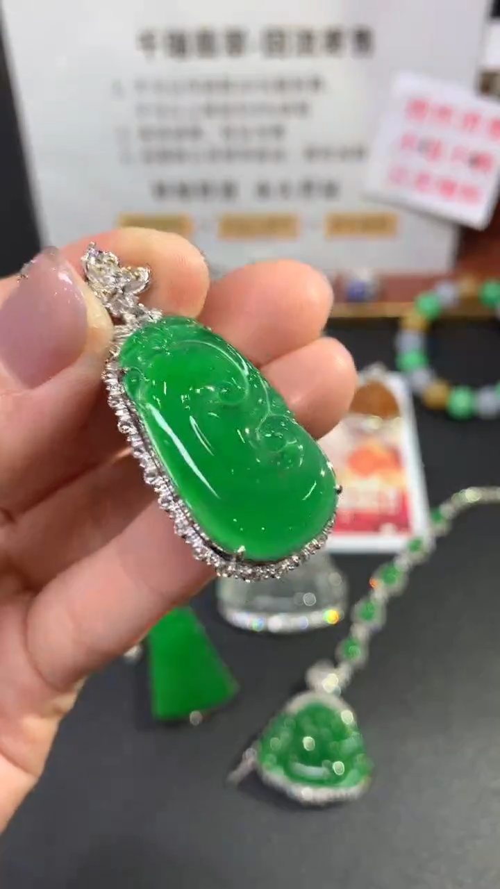 【闪购商品】翡翠吊坠(不含链)18K金镶嵌如意回流不退不换|21800+0