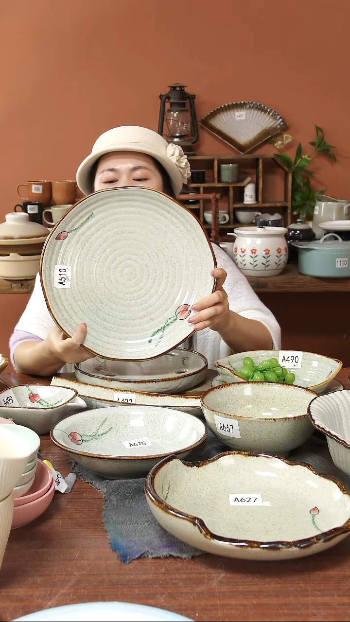 陶瓷A510 一只陶瓷手绘荷花螺纹大盘30.5*3.8可能微瑕