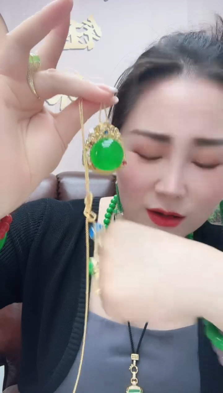 翡翠14K金镶嵌颈饰豪镶鸽子蛋吊坠