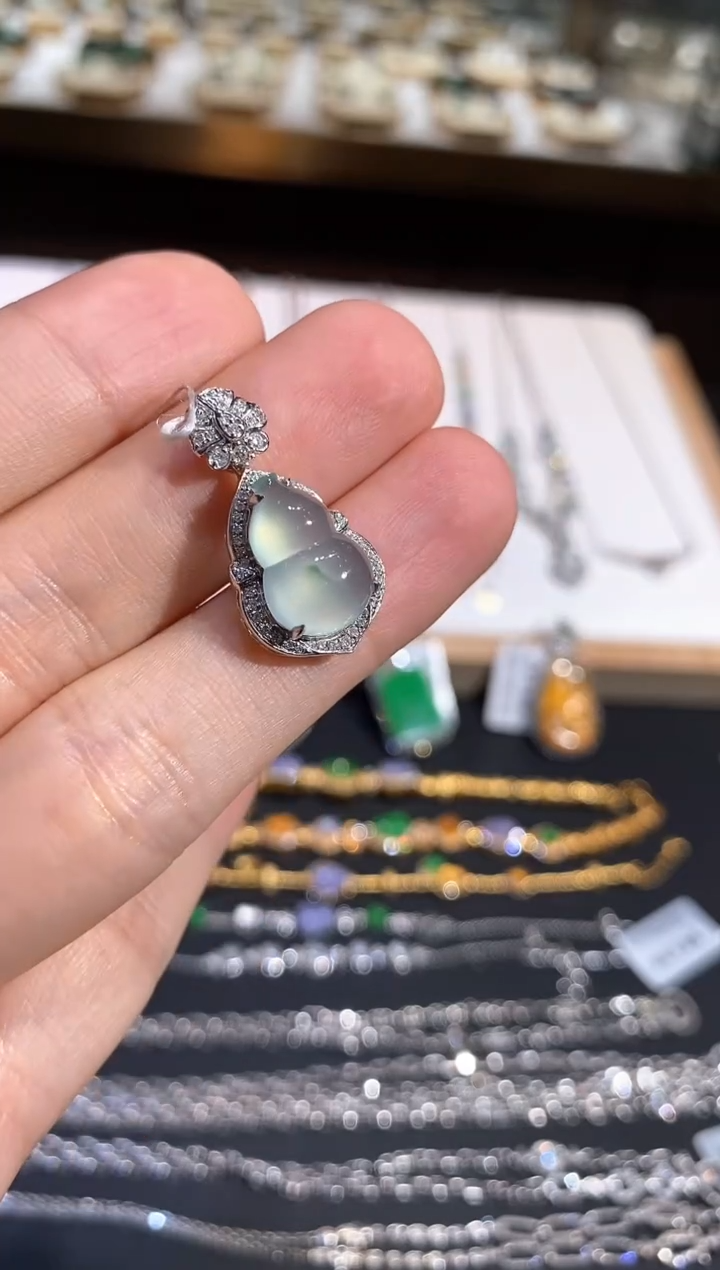 翡翠18K金镶嵌颈饰吊坠