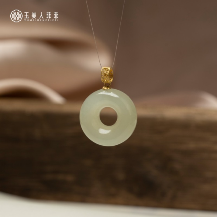 菲菲珠宝好%18K和田玉吊坠-多样性发一