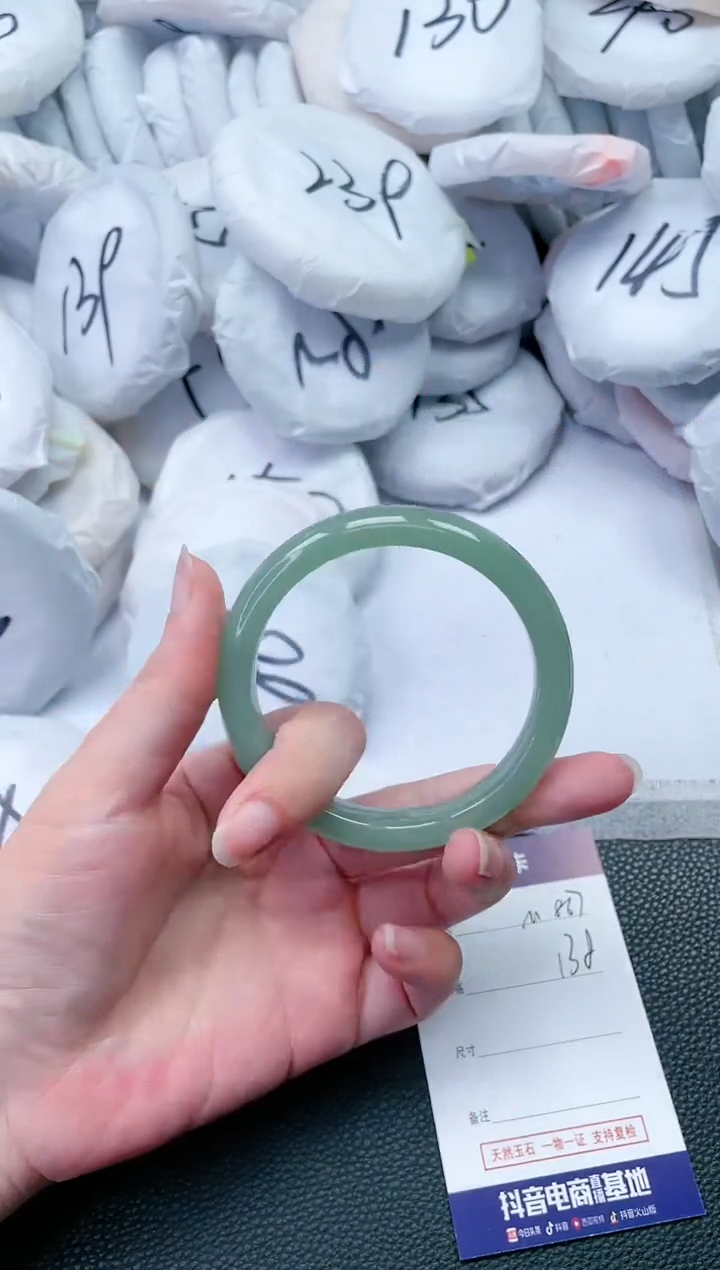 【闪购商品】石英质玉手镯未镶嵌M867