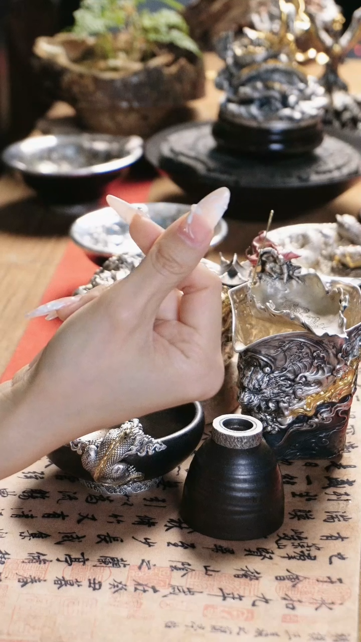 【闪购商品】境秋镀金龙壶设计