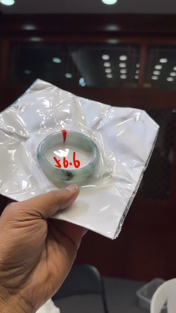 翡翠手镯未镶嵌手镯