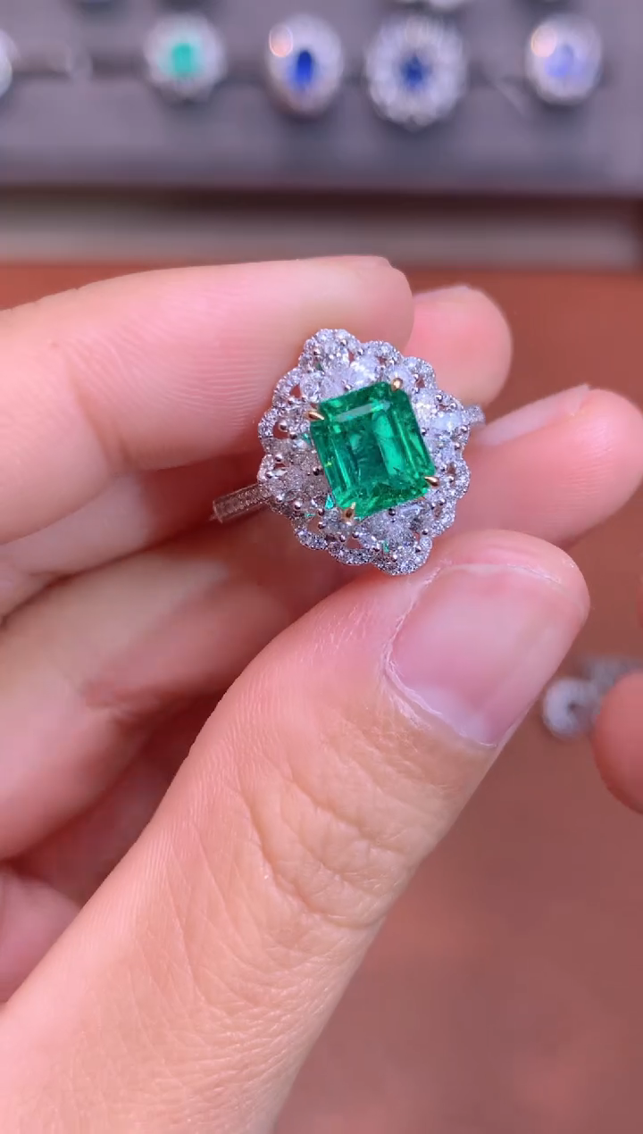 【闪购商品】祖母绿戒指18K金镶嵌1.39CT