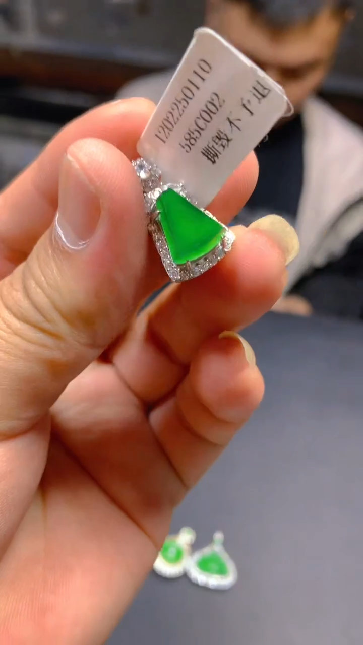 【闪购商品】翡翠吊坠(赠链)未镶嵌0145844442/多样性发一