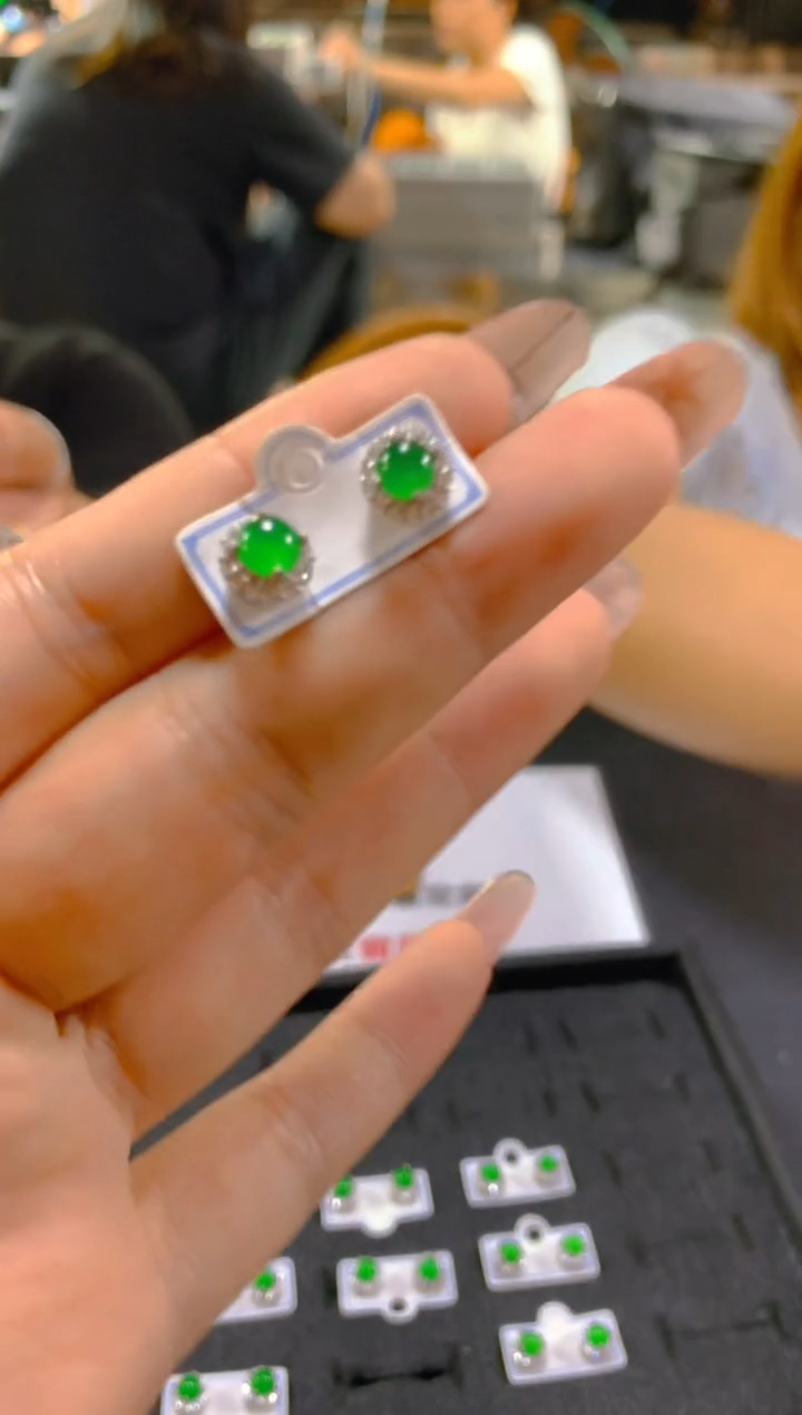 翡翠未镶嵌耳饰多样性发一