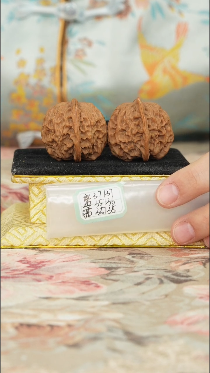 【闪购商品】文玩核桃把件非嫁接元宝微修