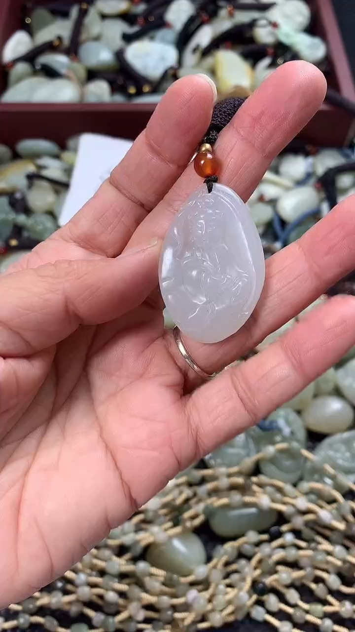 颈饰未镶嵌和田玉（多样性发一件）没有证书有瑕