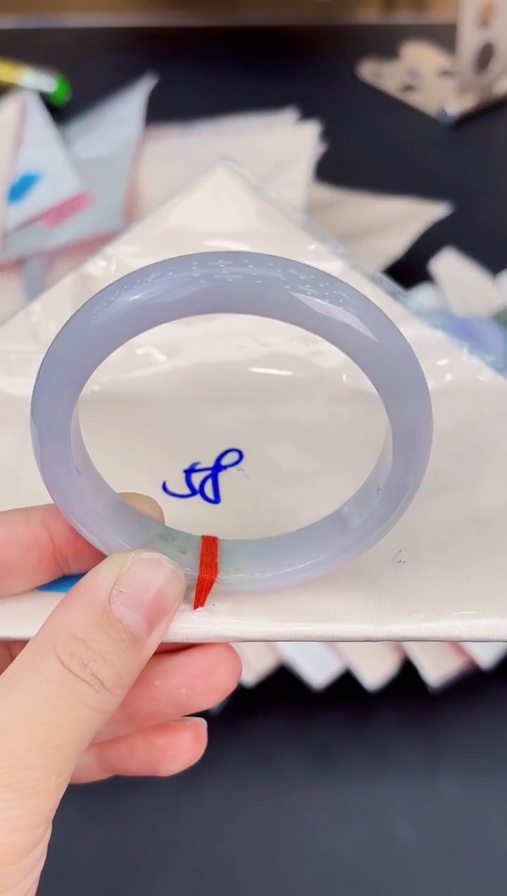 翡翠手镯未镶嵌翡翠手镯