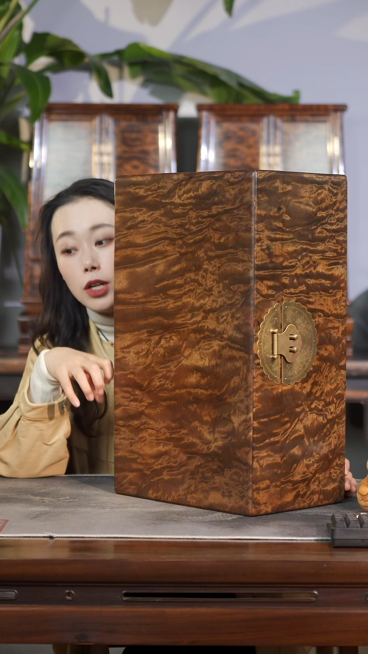 金丝楠满花水波龙胆精工一木一器收纳箱