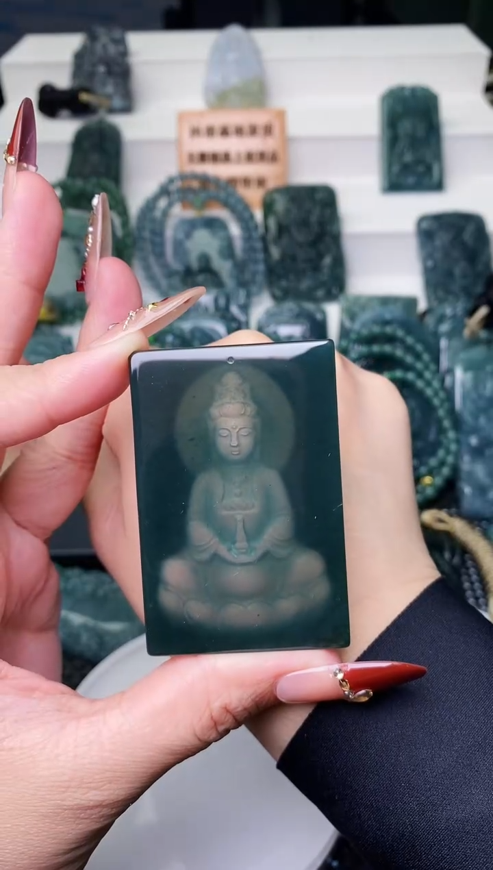 颈饰未镶嵌翡翠  