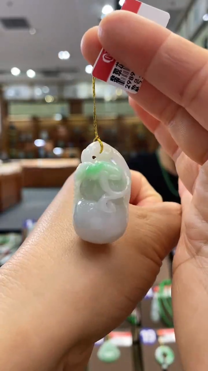 翡翠未镶嵌颈饰葫芦