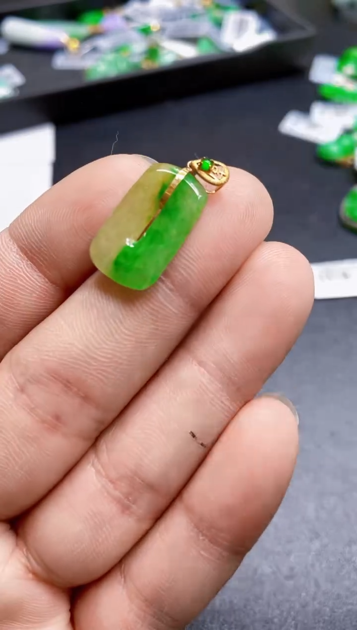 【闪购商品】翡翠颈饰18K金镶嵌吊坠