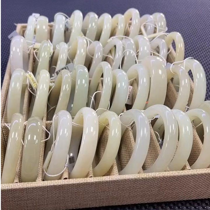 和田玉手镯一支(多样性发1件) 