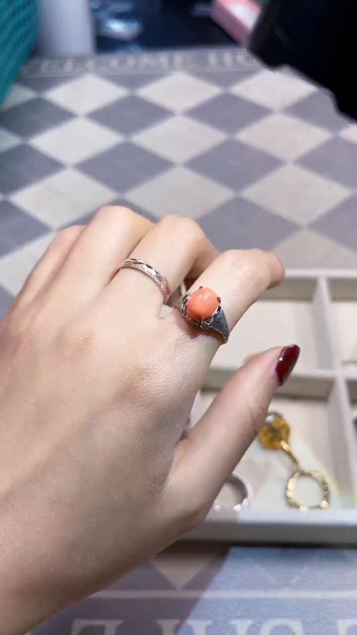 非金属无思*如图所示时尚饰品