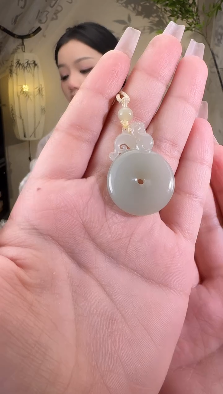 和田玉未镶嵌颈饰平安扣