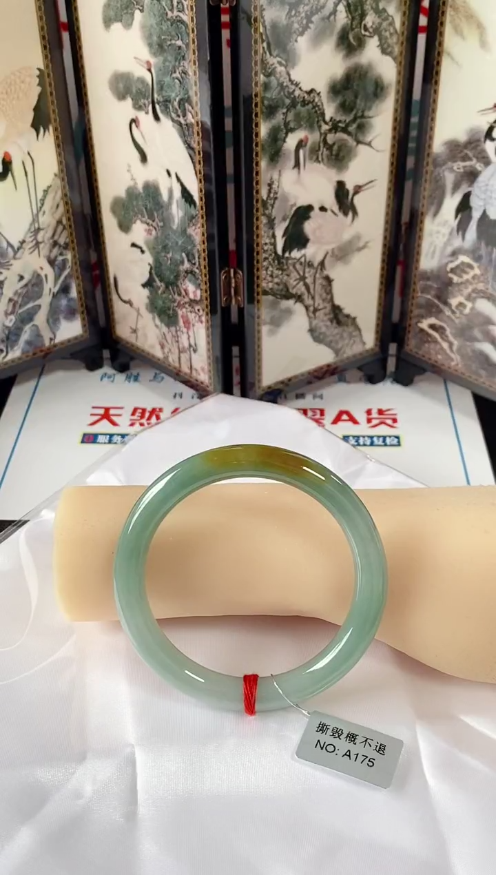 未镶嵌手镯（圆镯）翡翠手镯