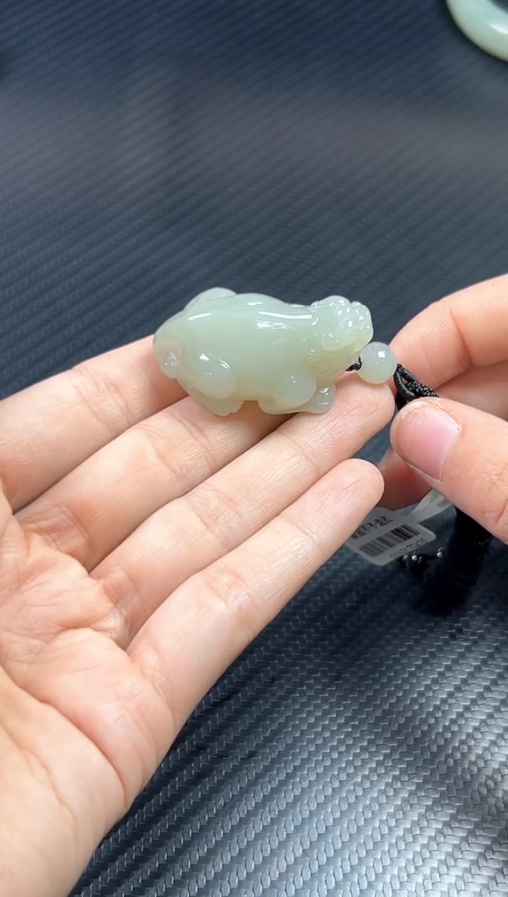 吊坠(赠链)未镶嵌和田玉且末微色差近矿