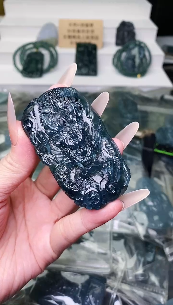 颈饰未镶嵌翡翠 