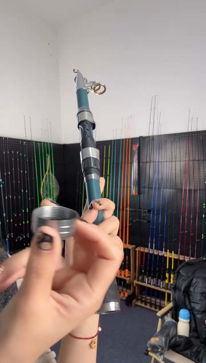 2.4m碳素伶俐虫绿色2.4米直柄（瑕疵尾货竿，没有售后，介意勿拍）