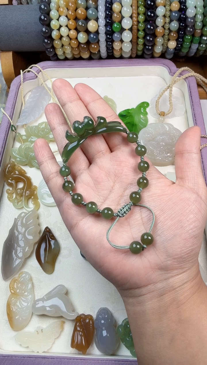 颈饰未镶嵌和田玉圆**蹲莲花手牌