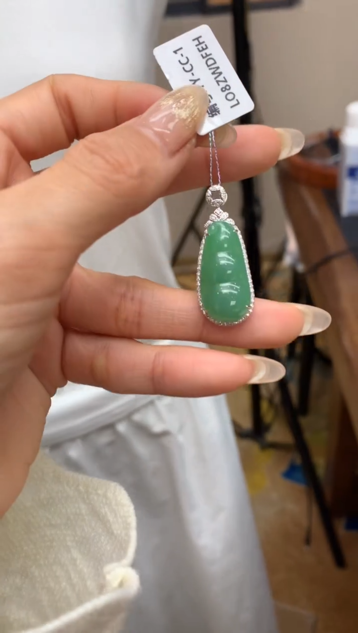 【闪购商品】翡翠颈饰18K金镶嵌福豆