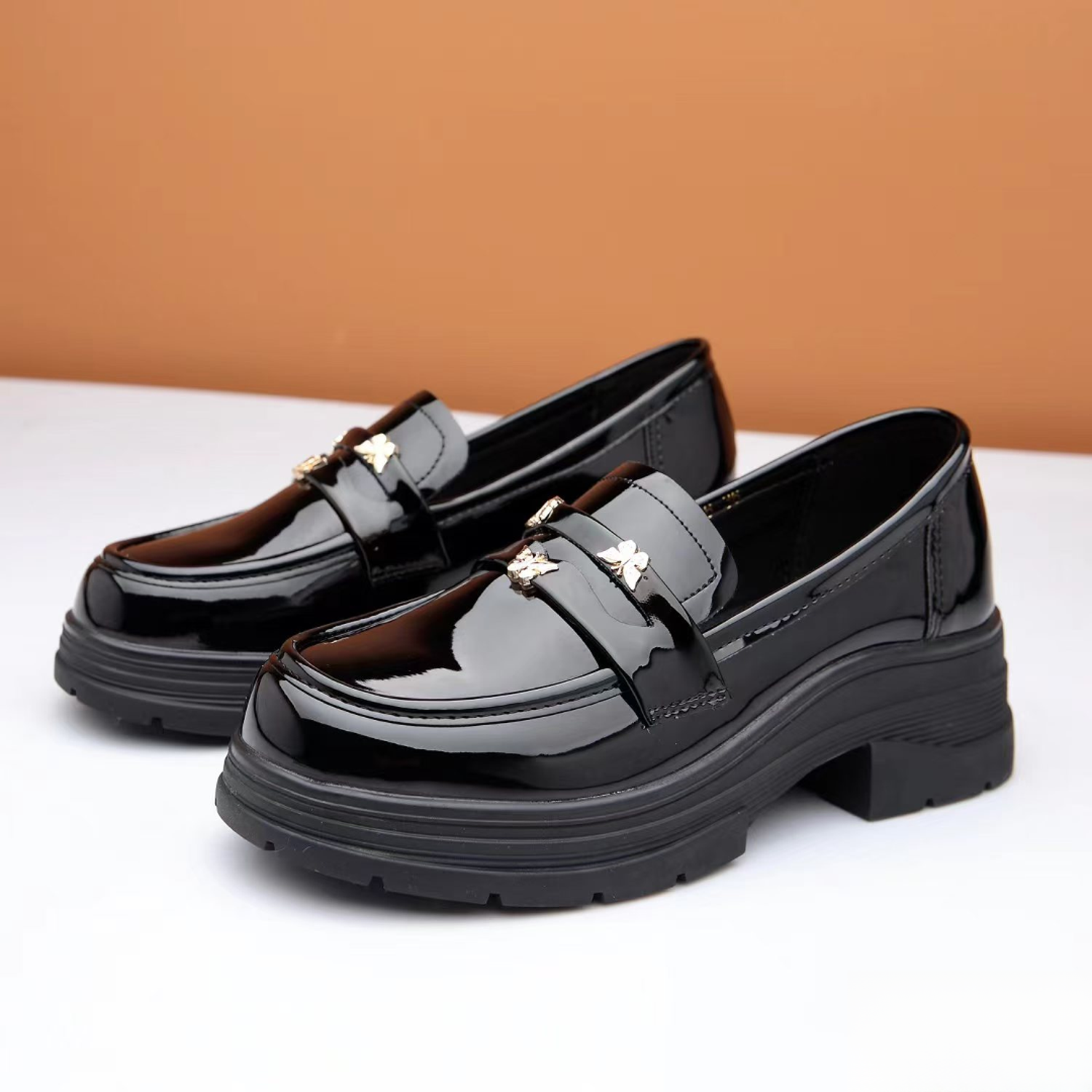 9916时尚百搭商务黑色漆皮软底厚底超轻防水台乐福鞋女士圆头