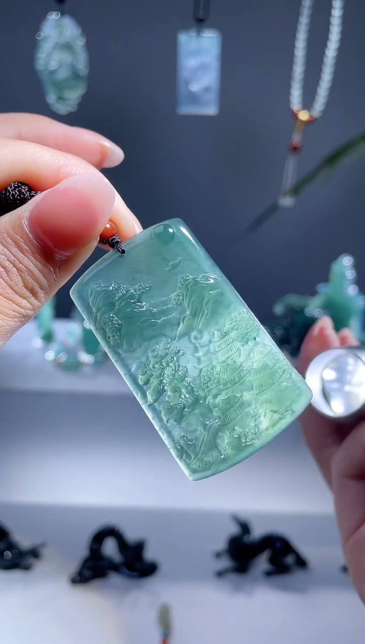 翡翠未镶嵌颈饰山水