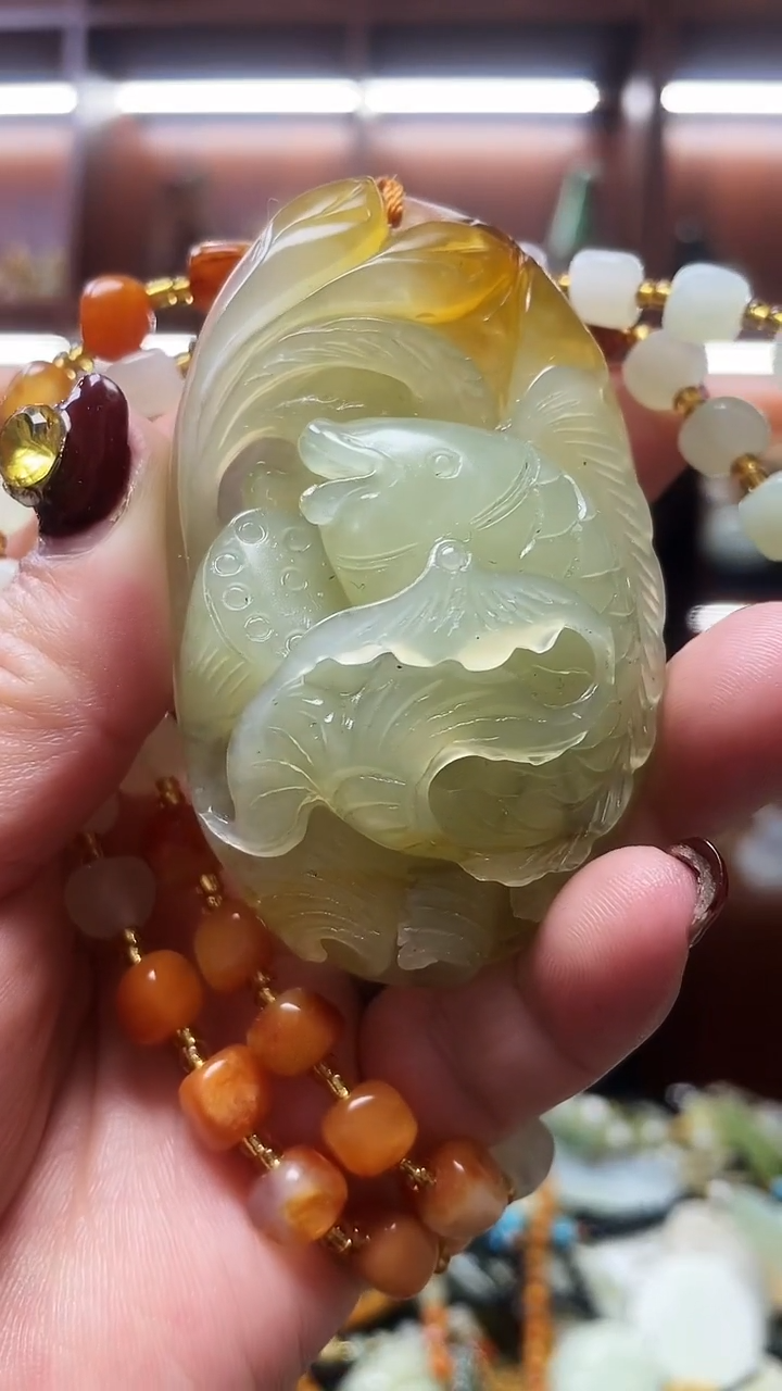 未镶嵌蛇纹石玉吊坠     