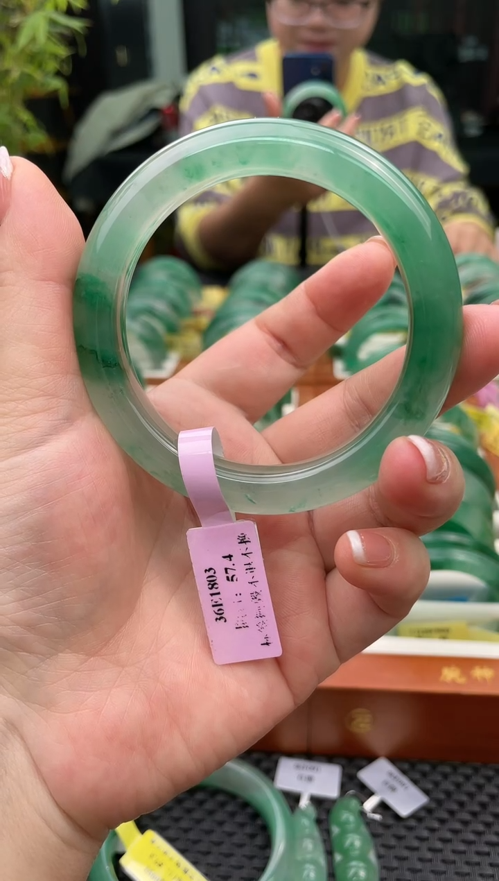 未镶嵌手镯石英质玉（非洲翠）手镯