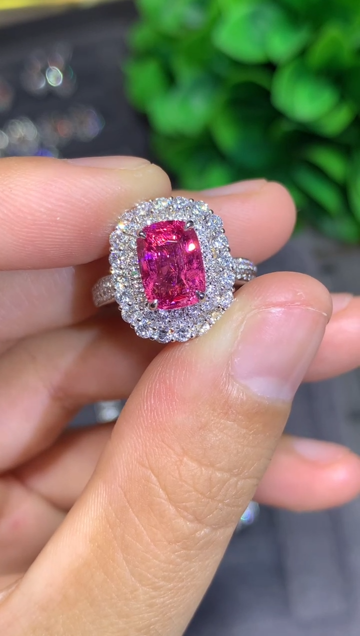 18K金镶嵌戒指尖晶石2.58CT