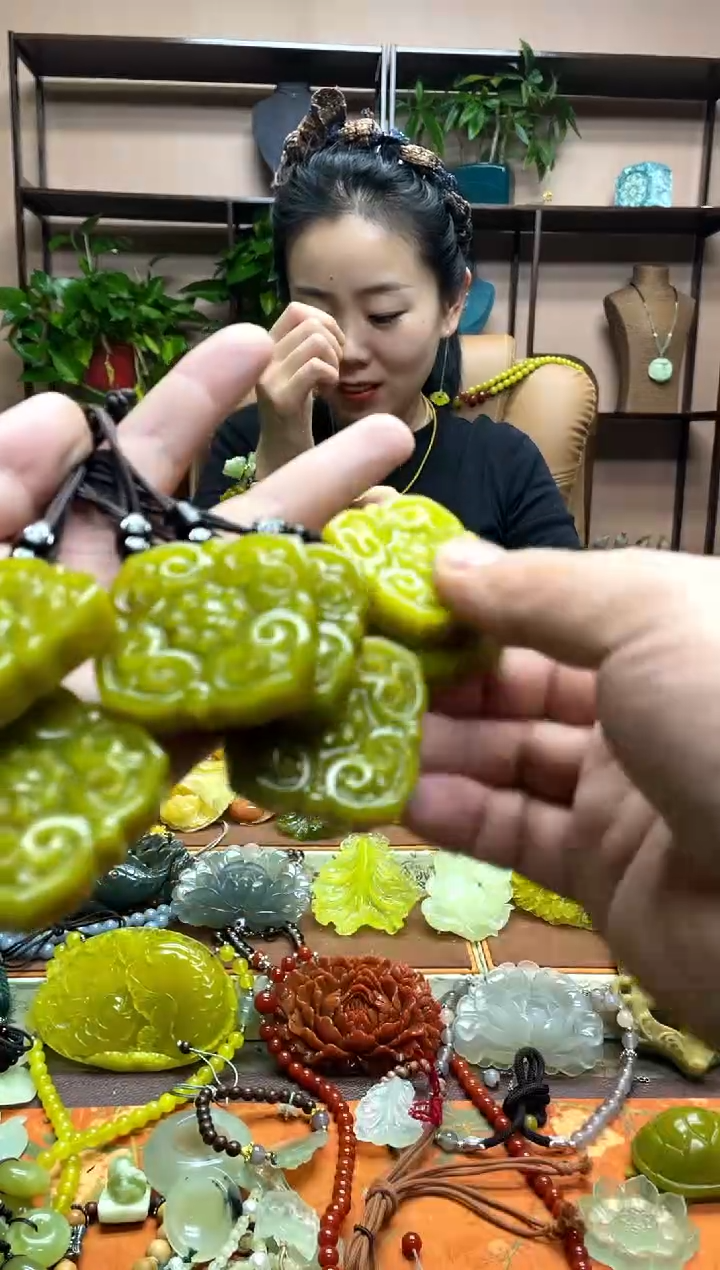 未镶嵌岫玉吊坠多样性发货发其中之一