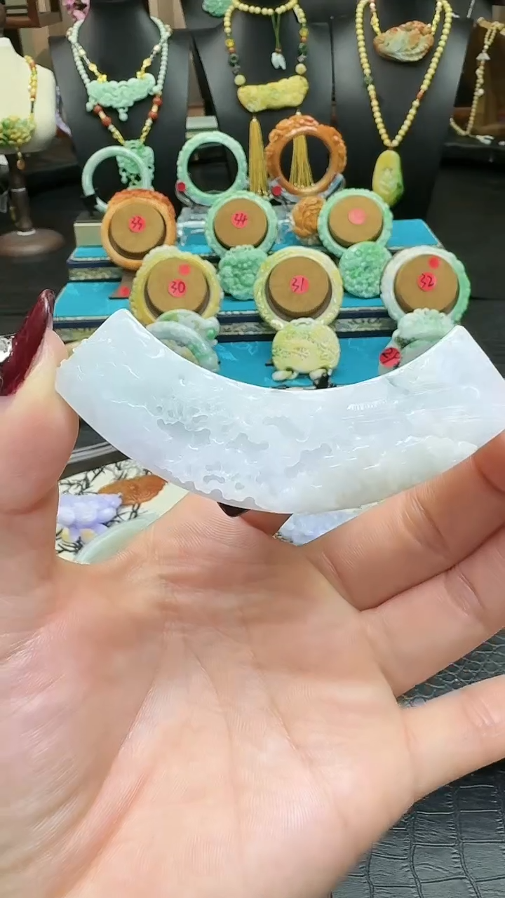 【闪购商品】翡翠颈饰未镶嵌山水弯弯