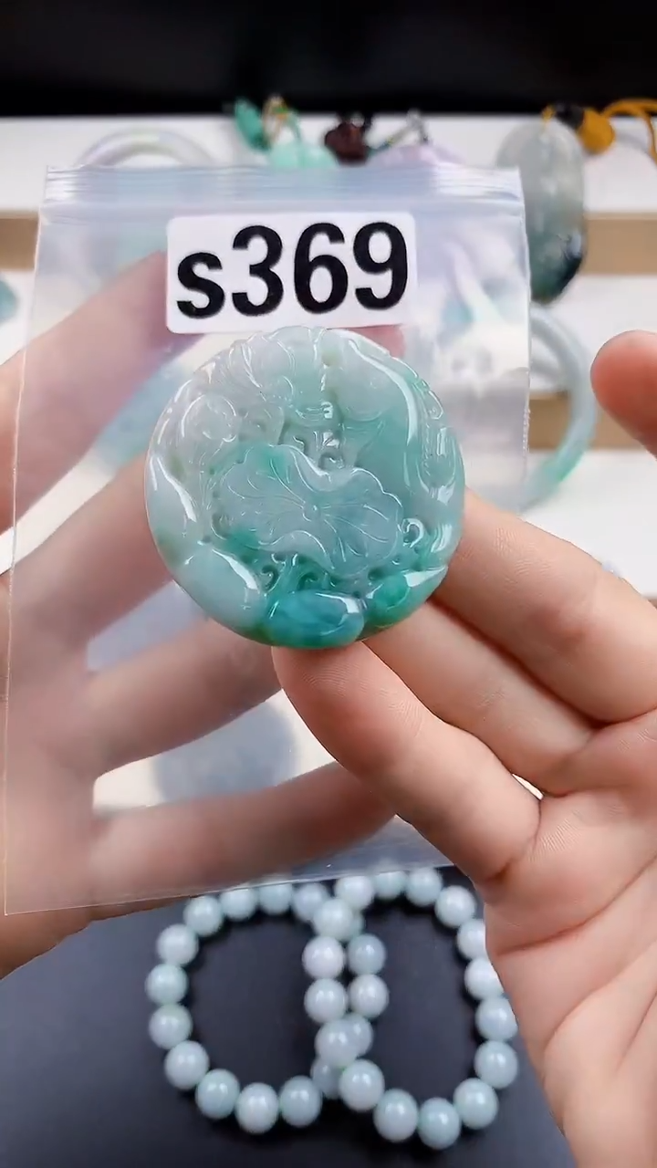 颈饰未镶嵌翡翠是**?天然翡翠吊坠挂件